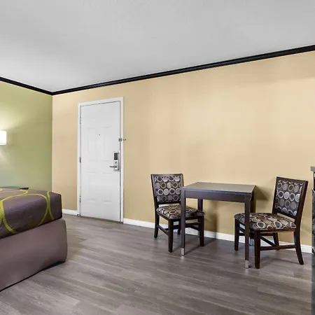 Super 8 By Wyndham Crescent City-2