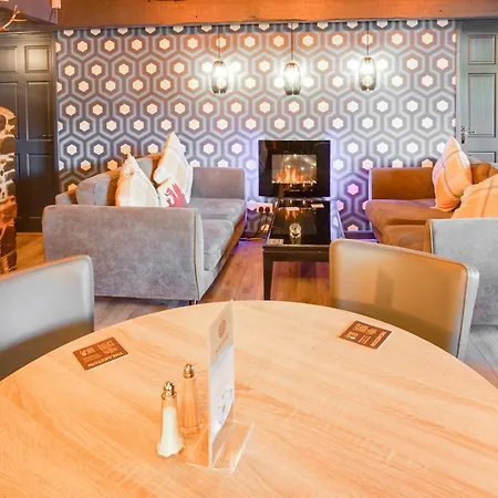 Oyo Lamphey Hall-3