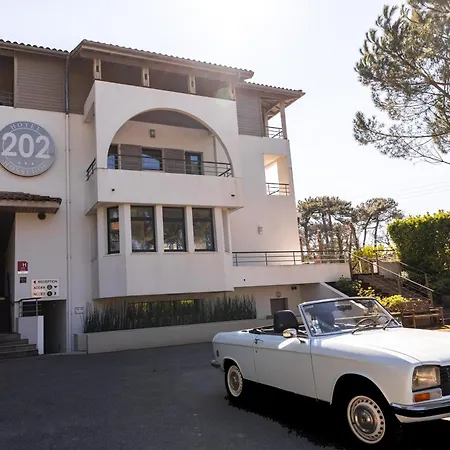 Hotel 202-2
