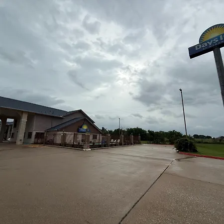 Days Inn By Wyndham Navasota-2
