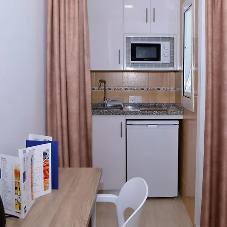 Hotel Apartamentos Pyr Fuengirola-3