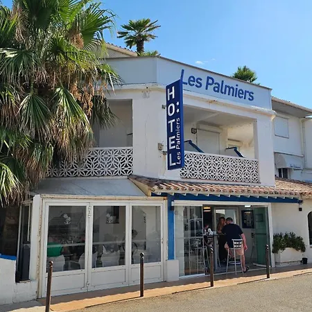 Hotel Les Palmiers En Camargue-2