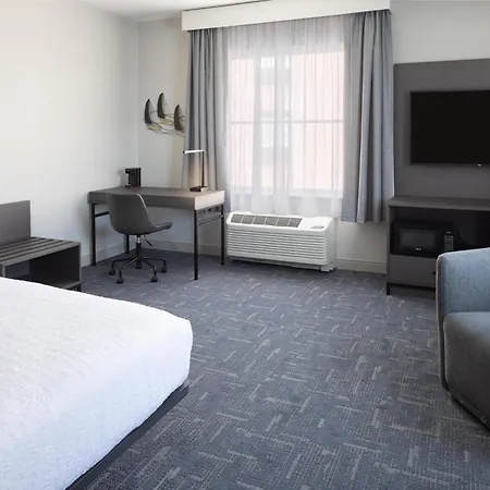 Hampton Inn & Suites Portsmouth Downtown-2