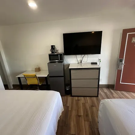 Town And Country Inn-2