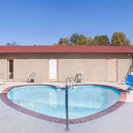 Travelodge By Wyndham Clarksville-2