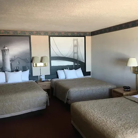 Super 8 Beachfront By Wyndham Mackinaw City, Mi-2
