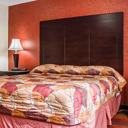 Rodeway Inn Macarthur Airport-3