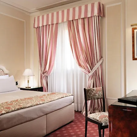 Hotel De La Ville-2