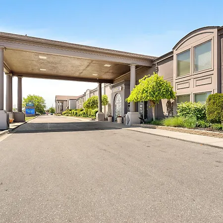 Days Inn & Suites By Wyndham Roseville/Detroit Area-2