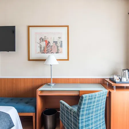 Up Rooms Vic Hotel-3