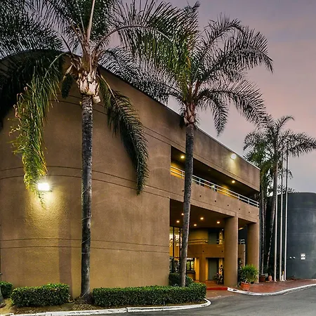 Travelodge By Wyndham Commerce Los Angeles Area-3