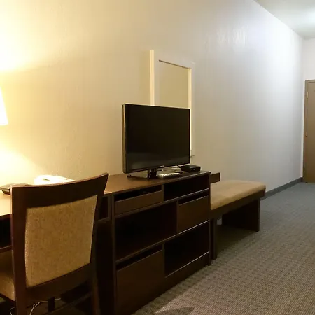 Super 8 By Wyndham Dauphin-2