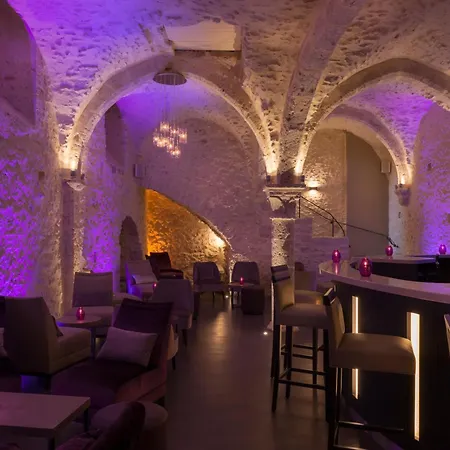 Hotel Aux Vieux Remparts-3