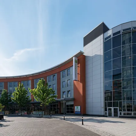 Holiday Inn Express Portsmouth Gunwharf Quays By Ihg-3