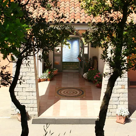 Pausania Inn-2