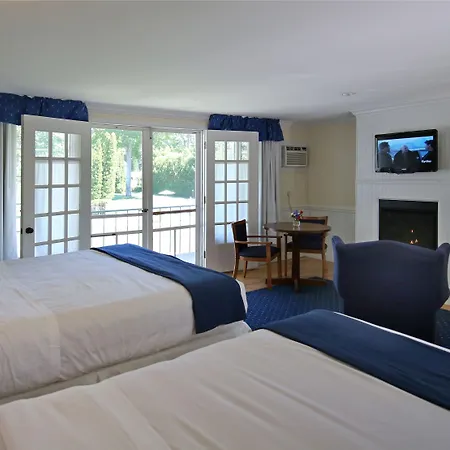 Colonial Inn Harbor Springs-3