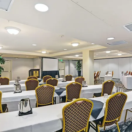 Embassy Suites Valencia-3