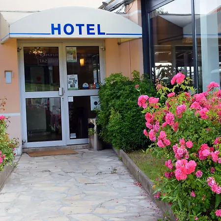 Hotel Restaurant Les Jardins D'Epone-2