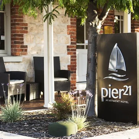 Pier 21 Riverside Apartment Hotel-3