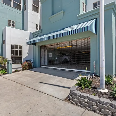 Beach House Inn & Suites-2