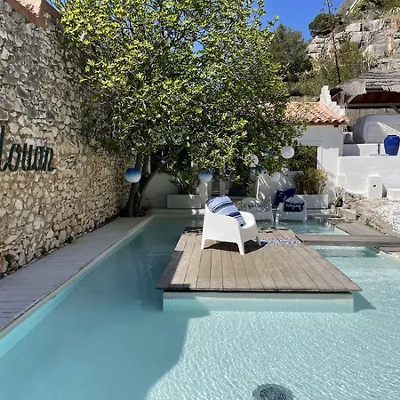 Hotel De La Plage - Mahogany-3