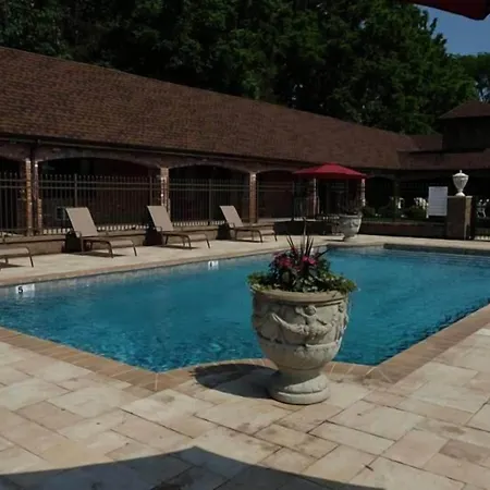 Chalet Inn & Suites-2
