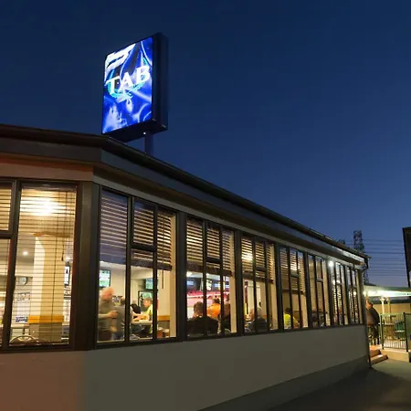 Racecourse Hotel And Motor Lodge-3