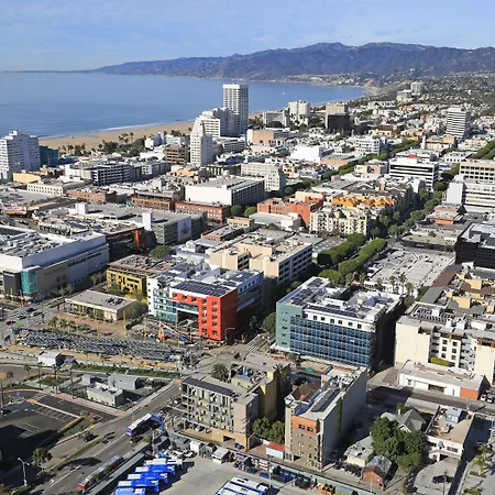 Courtyard By Marriott Santa Monica-3