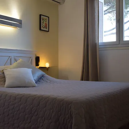 Hotel Le Grillon-2