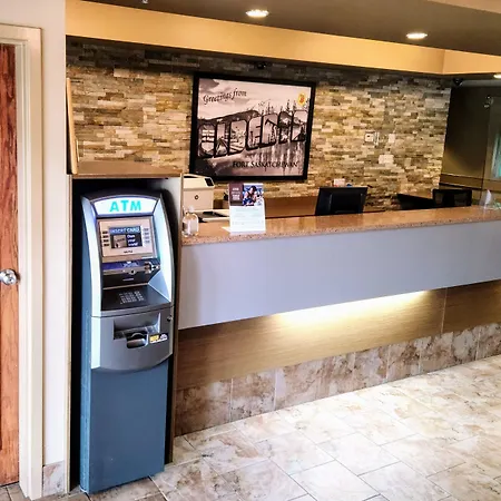 Super 8 By Wyndham Fort Saskatchewan-3