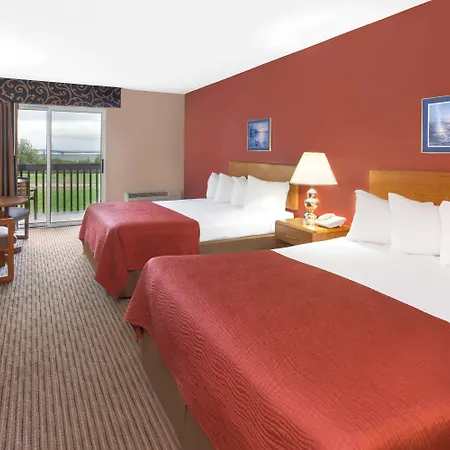 Super 8 By Wyndham St. Ignace-3