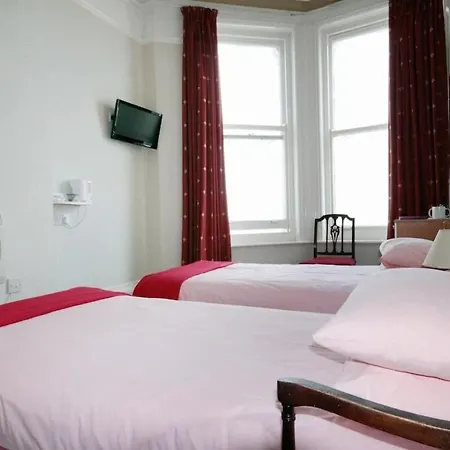 Oyo Marine Parade Hotel, Eastbourne Pier-3