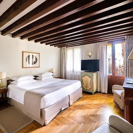 Hotel Villa Cipriani-3