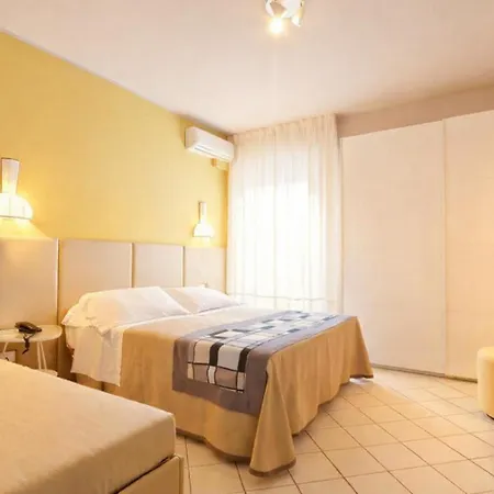 HOTEL TRIONFAL - Fronte Mare - Vicinissimi al Centro-2