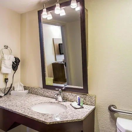 Quality Inn Kansas City International Airport-3