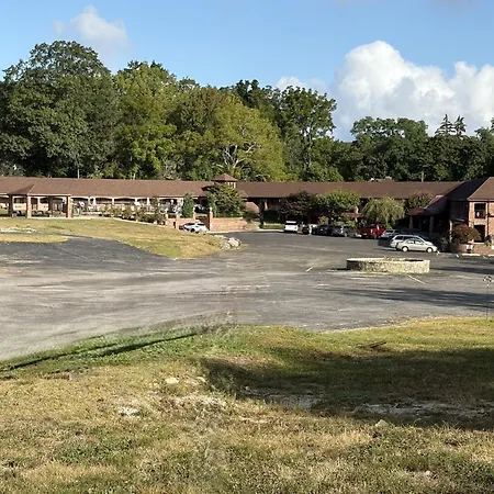 Chalet Inn & Suites-2
