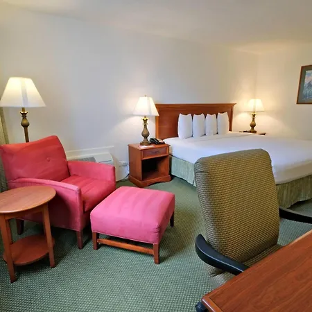 Ramada Plaza By Wyndham Waikiki-2