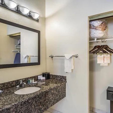 Clarion Inn & Suites Central Clearwater Beach-2