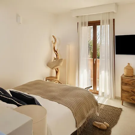 Angelina Boutique Escape-2