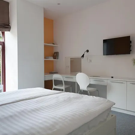 Orange Hotel-3