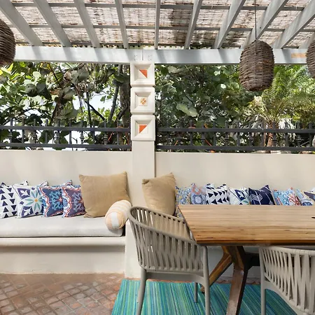 Tres Sirenas Beach Inn-3