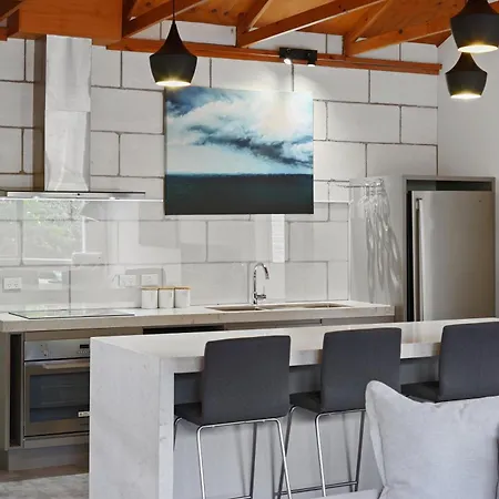 Waves Luxury Suites & Port Central Apartments-2