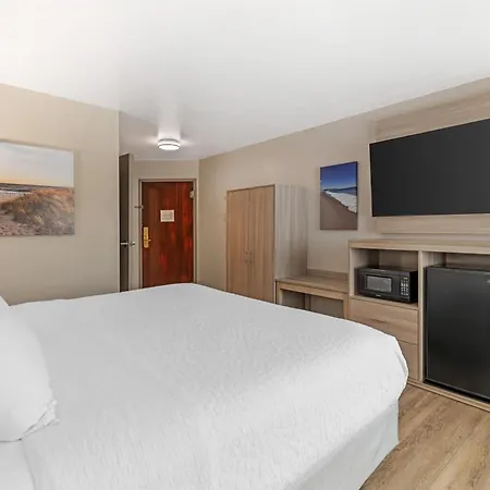 Best Western Plus, The Inn At Hampton-3