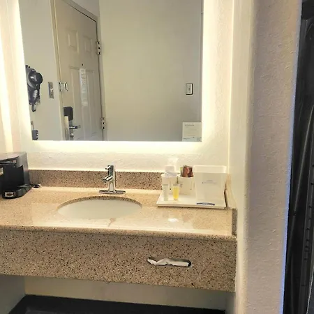 Howard Johnson By Wyndham Galveston-3