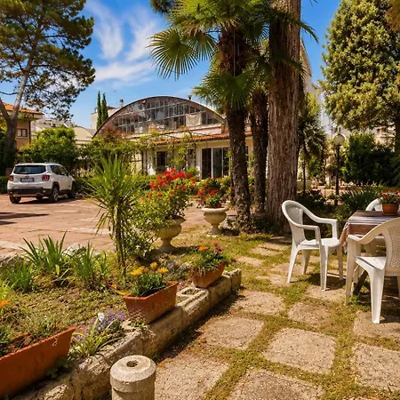 Hotel Villa Pina - vicino al mare con giardino e parcheggio-2