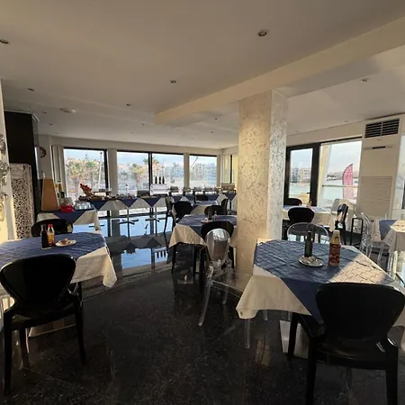 Water'S Edge Hotel-3