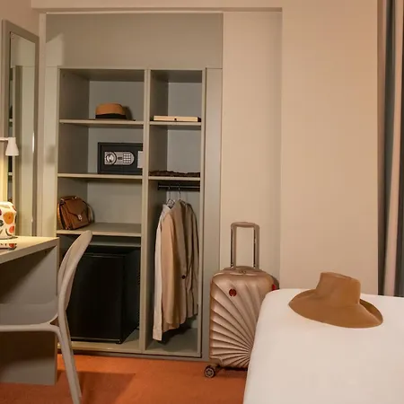 Hotel Du Midi-3