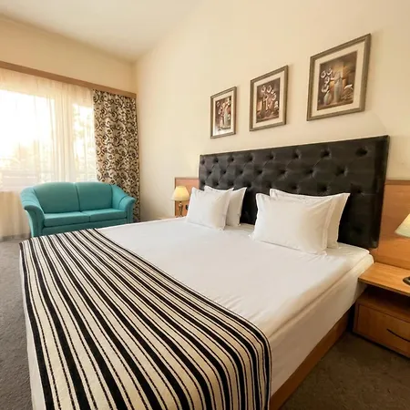 Lotus Family Hotel - Free Parking-3