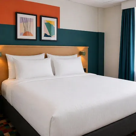 Garner Hotel Eight Acres Elgin-2