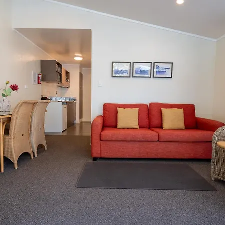 Hananui Lodge And Apartments-3